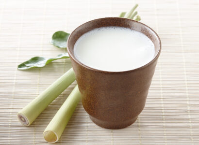 Thé au citron et au gingembre avec miel et lait