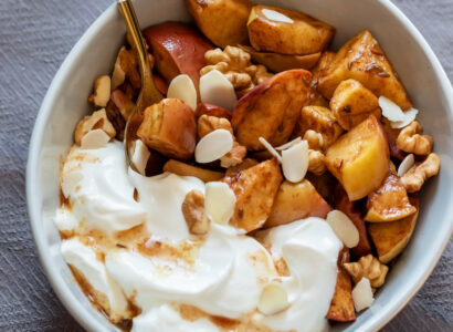 Dessert de pommes à la cannelle avec yogourt grec et noix de macadamia