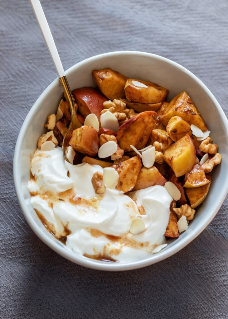 Dessert de pommes à la cannelle avec yogourt grec et noix de macadamia