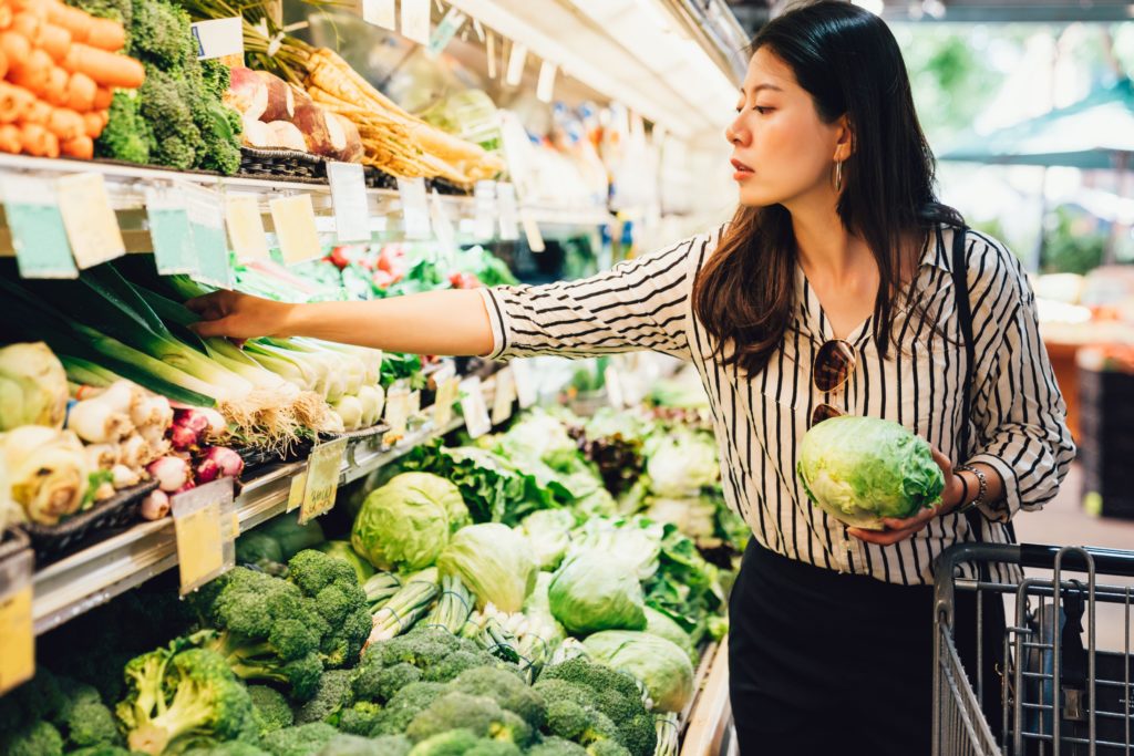 Femme élégante faisant des courses à l'épicerie