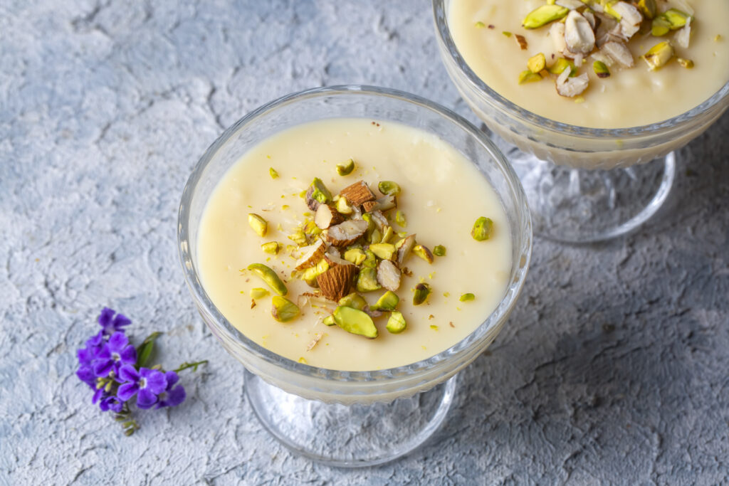 Pouding mhalbi avec chocolat blanc, cannelle et cardamome