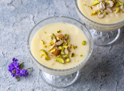 Pouding mhalbi avec chocolat blanc, cannelle et cardamome