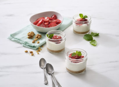 Mini pots de gâteau au fromage aux fraises et au yogourt