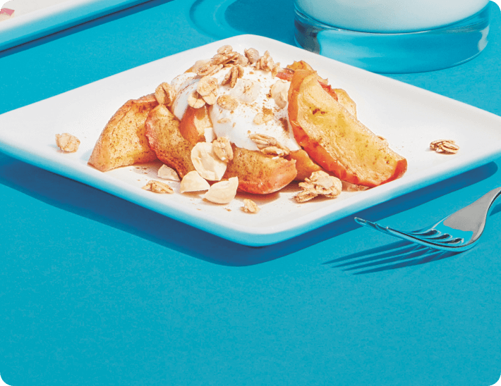 Dessert de pommes à la cannelle avec yogourt grec et noix de macadamia