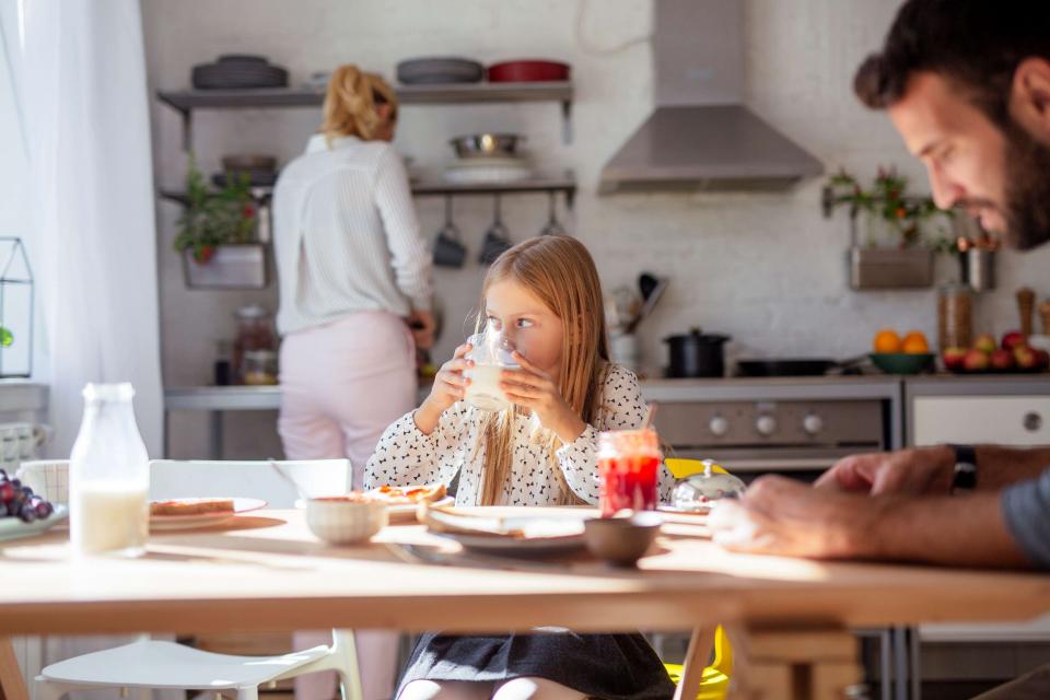 famille prenant le petit déjeuner