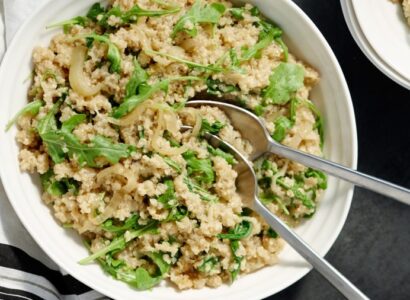Quinoa aux oignons caramélisés et à la roquette