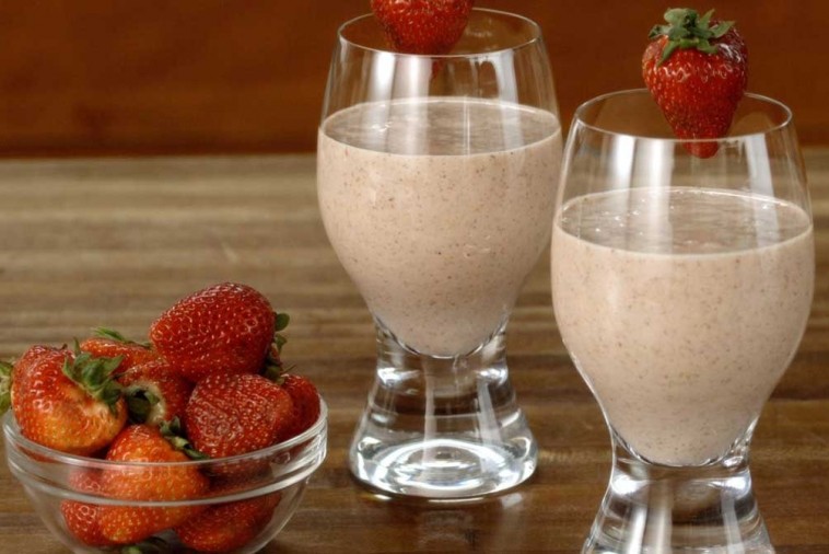 strawberry-almond-smoothie