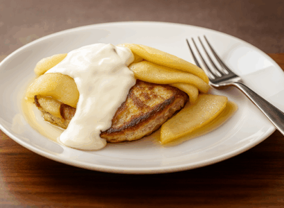 Crêpes de blé entier avec compote de pommes et yogourt