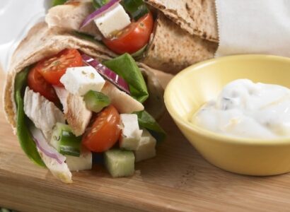 Roulés à la grecque aux légumes, poulet et fromage
