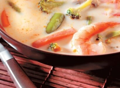 Soupe aux crevettes, légumes et lait de coco