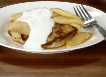 Crêpes de blé entier avec compote de pommes et yogourt