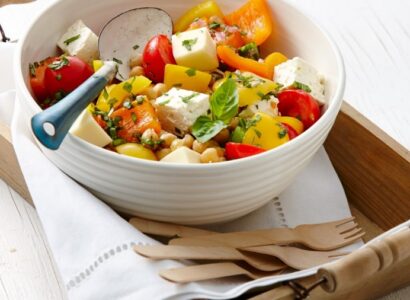 Salade de tomates, de fromage et de pois chiches