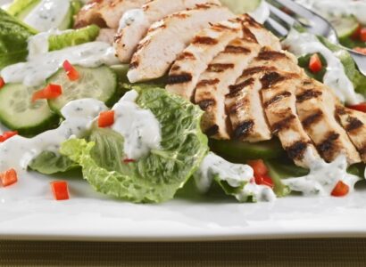 Salade de poulet grillé mariné aux herbes