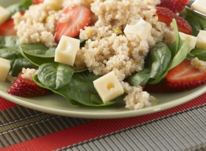 Salade de quinoa aux épinards et aux fraises